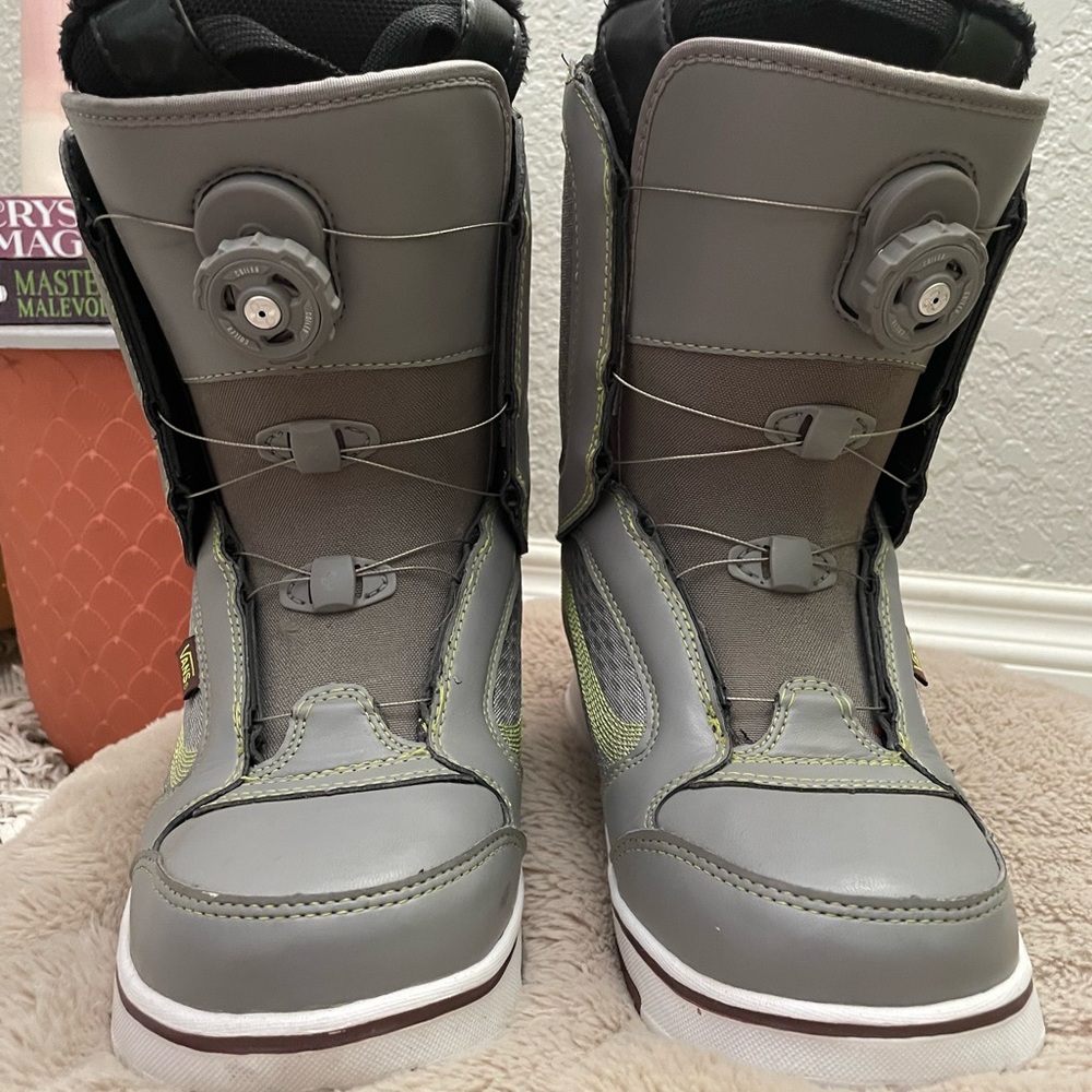 NWOT Women’s Snowboarding Boots. Smalls scuff on side. True to size.